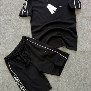 A matching up and down clavein klet short pants and shirt